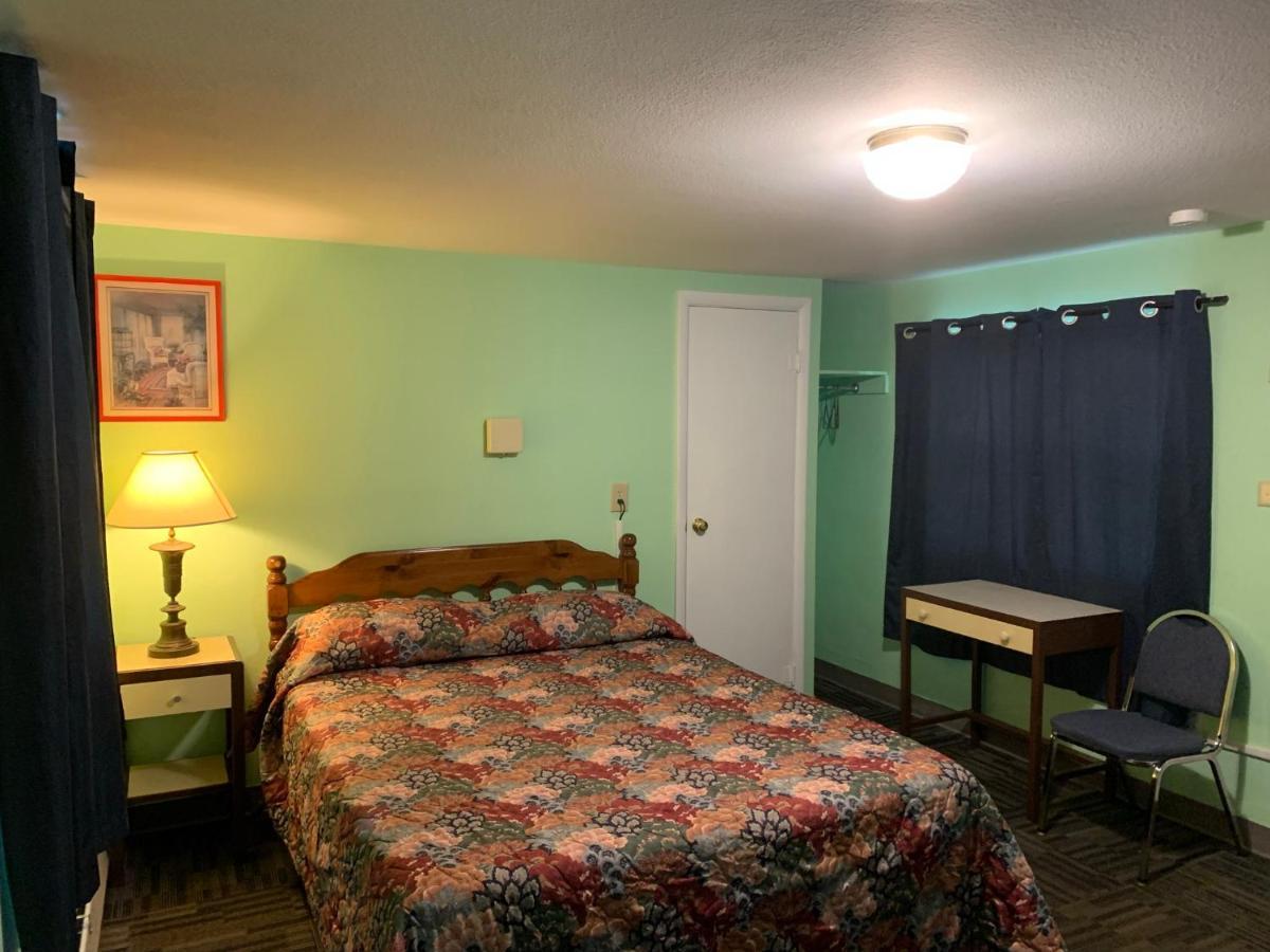 Tour Inn Motel Howard City Exterior photo